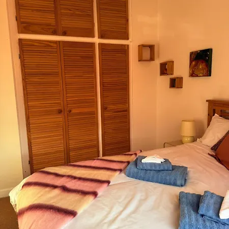 Large Cosy With Garden, Excellent Location! *