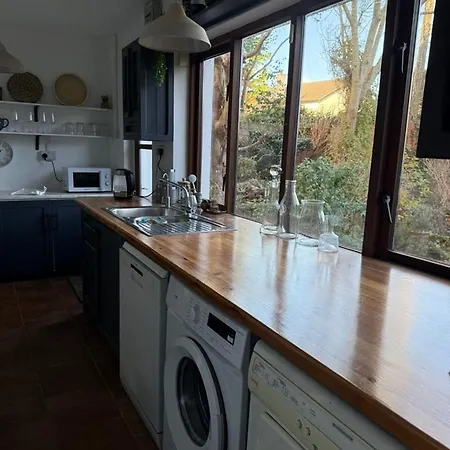 Large Cosy With Garden, Excellent Location!