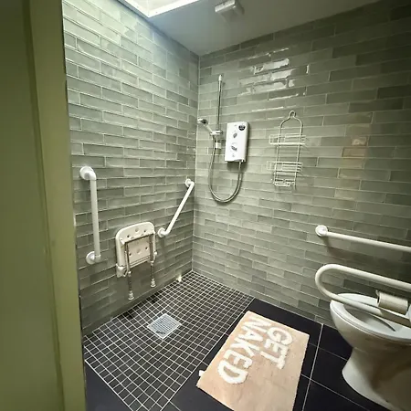 Large Cosy With Garden, Excellent Location! *