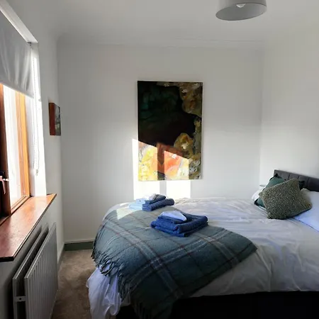 Large Cosy With Garden, Excellent Location!