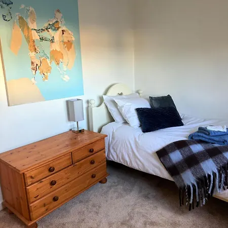Large Cosy With Garden, Excellent Location! * غالواي