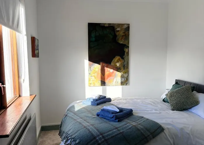 Large Cosy With Garden, Excellent Location!