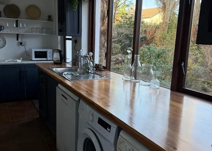 Large Cosy With Garden, Excellent Location!