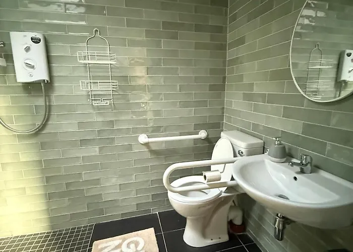 Semesterbostad Large Cosy With Garden, Excellent Location!