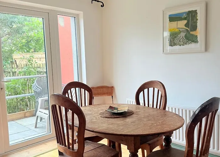 Semesterbostad Large Cosy With Garden, Excellent Location!