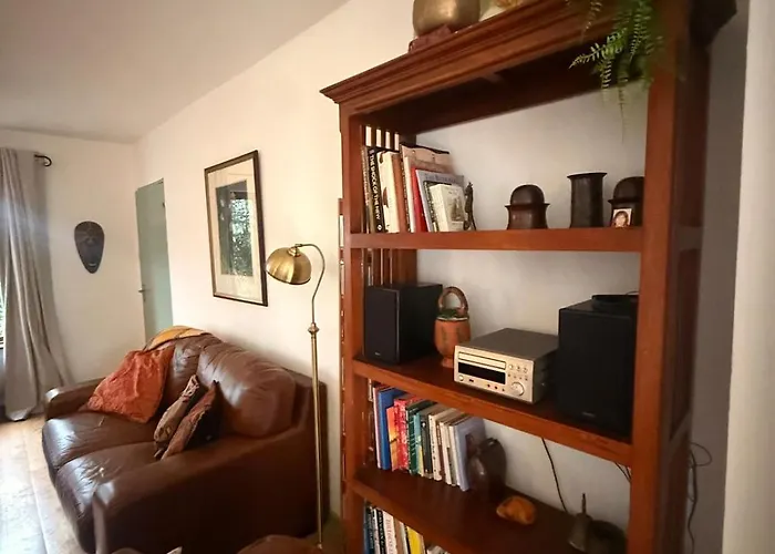 Large Cosy With Garden, Excellent Location! Semesterbostad *