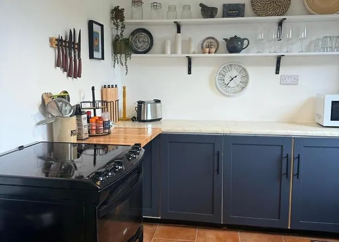 Large Cosy With Garden, Excellent Location! Semesterbostad